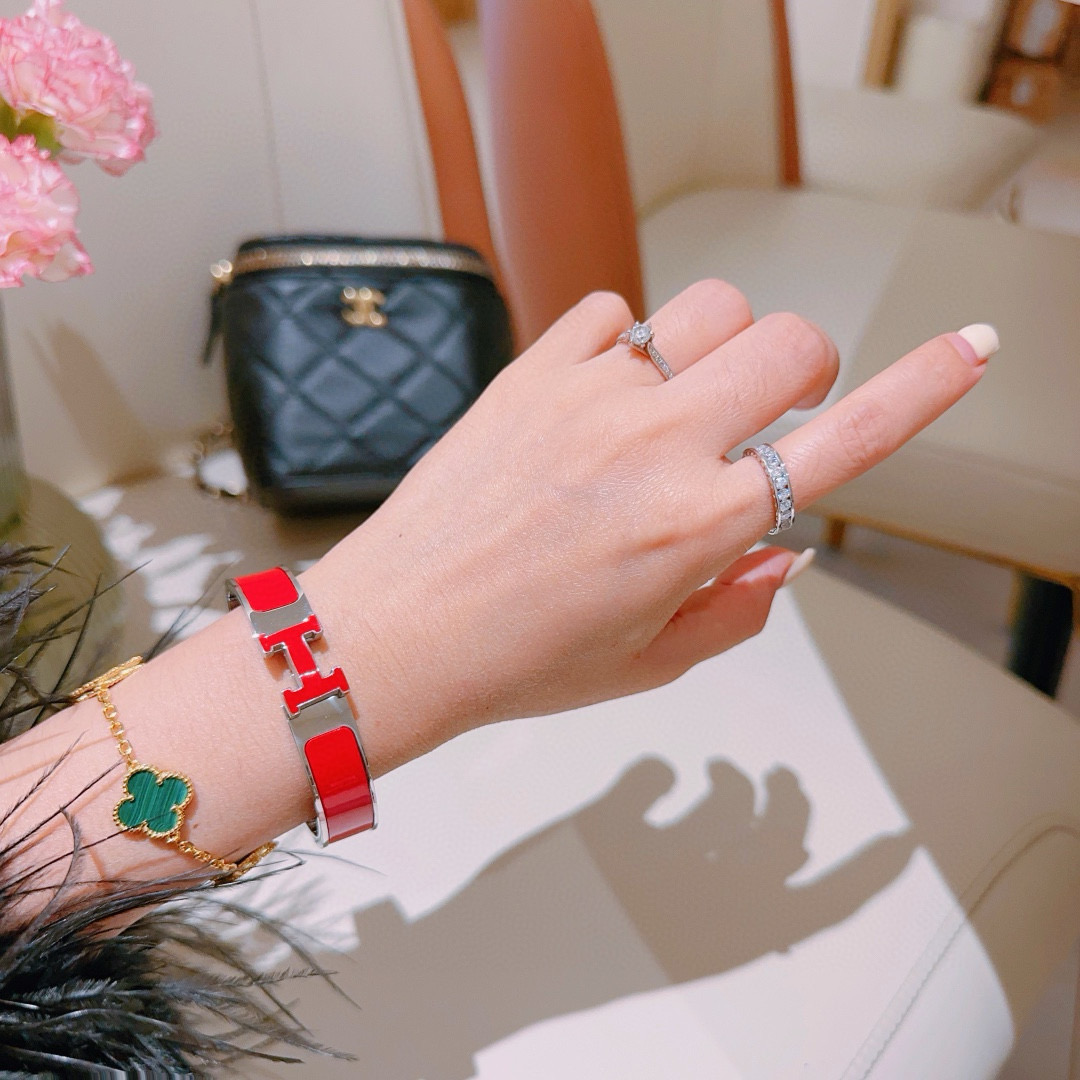 。 Hermes 爱马仕手镯 ❗️v金原版定制 爱马仕手环 珐琅工艺太考验师傅的手艺了 要确保色泽手工制