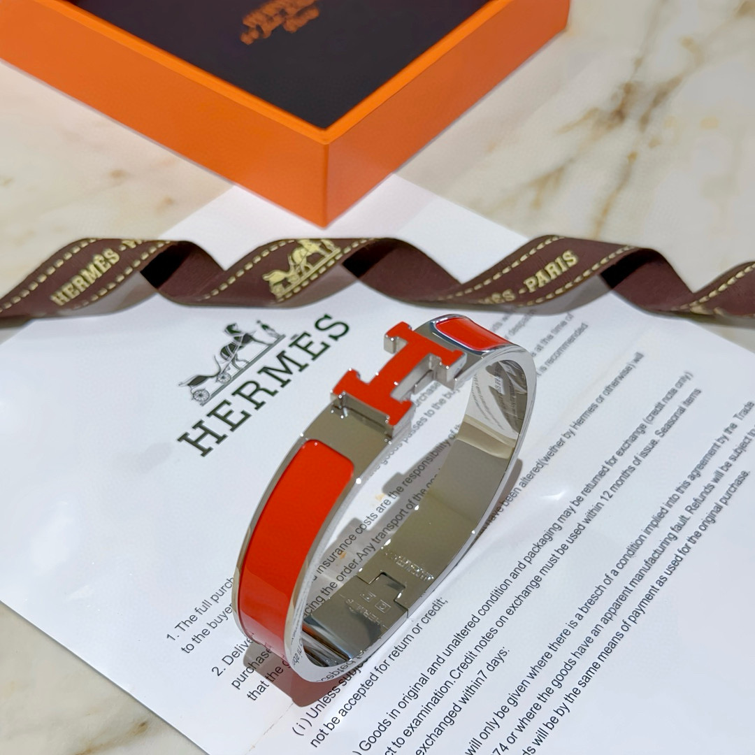 。 Hermes 爱马仕手镯 ❗️v金原版定制 爱马仕手环 珐琅工艺太考验师傅的手艺了 要确保色泽手工制