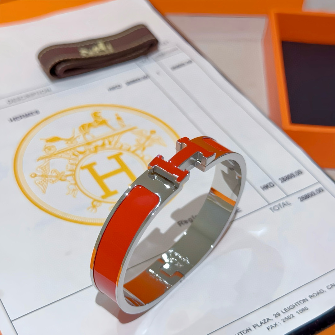 。 Hermes 爱马仕手镯 ❗️v金原版定制 爱马仕手环 珐琅工艺太考验师傅的手艺了 要确保色泽手工制