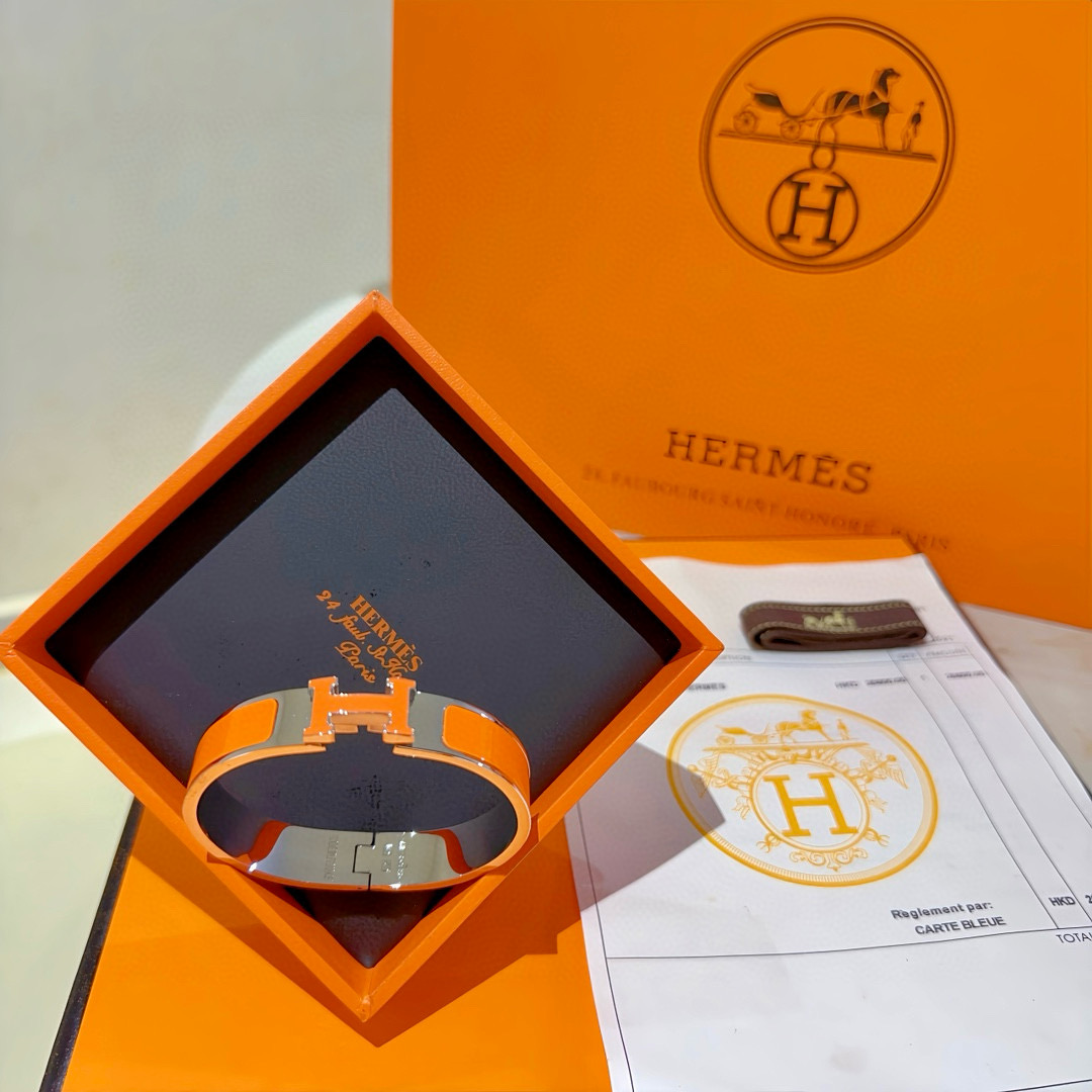 。 Hermes 爱马仕手镯 ❗️v金原版定制 爱马仕手环 珐琅工艺太考验师傅的手艺了 要确保色泽手工制