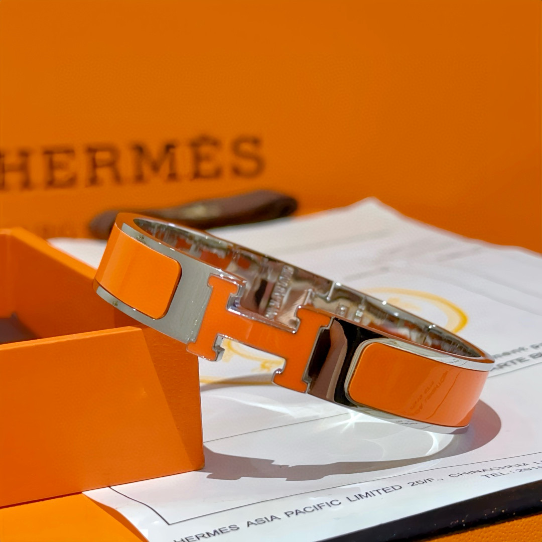 。 Hermes 爱马仕手镯 ❗️v金原版定制 爱马仕手环 珐琅工艺太考验师傅的手艺了 要确保色泽手工制