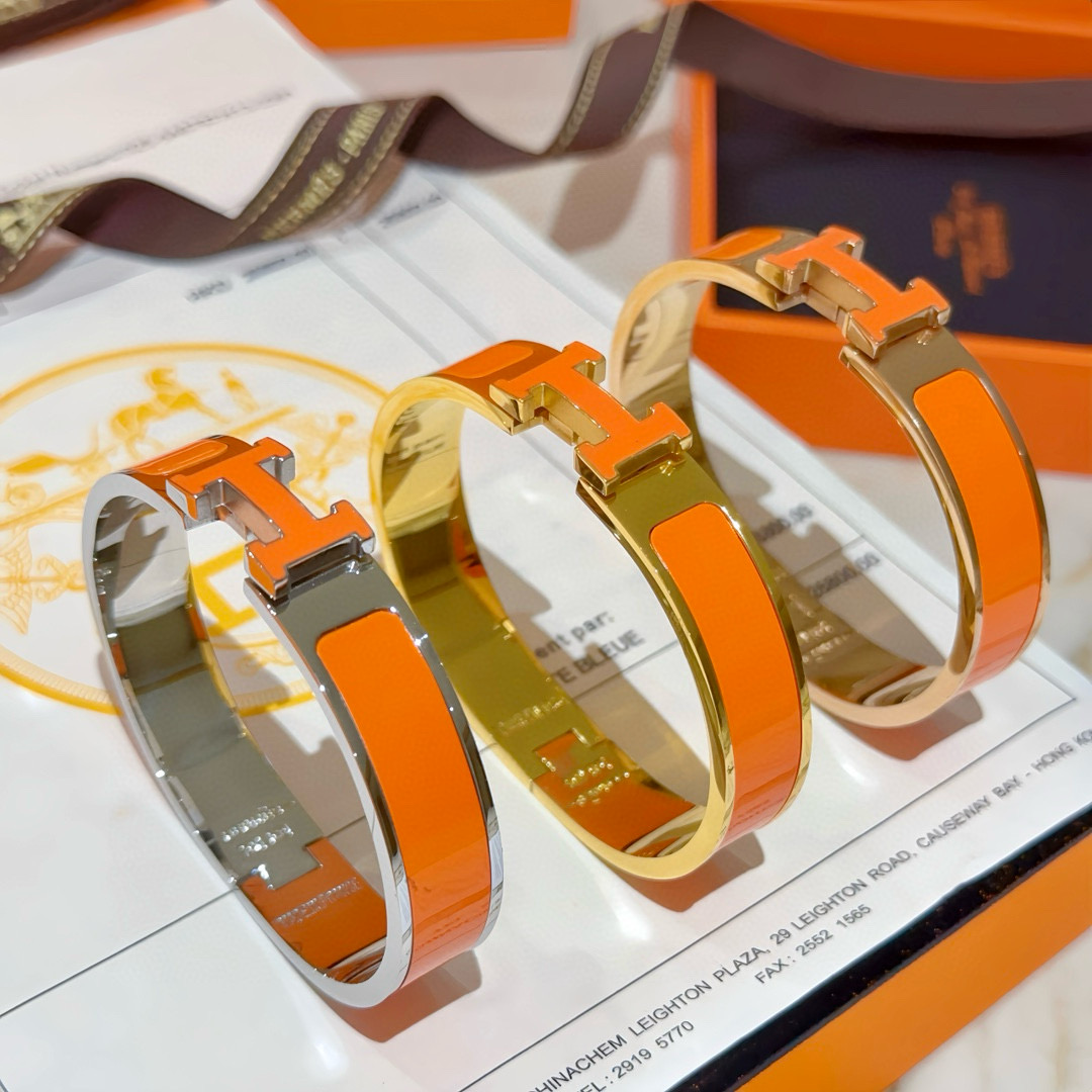。 Hermes 爱马仕手镯 ❗️v金原版定制 爱马仕手环 珐琅工艺太考验师傅的手艺了 要确保色泽手工制