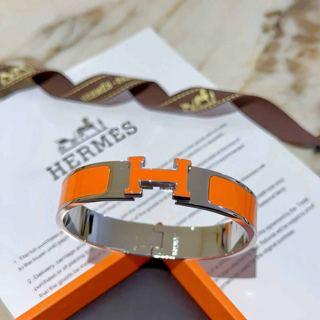 。 Hermes 爱马仕手镯 ❗️v金原版定制 爱马仕手环 珐琅工艺太考验师傅的手艺了 要确保色泽手工制