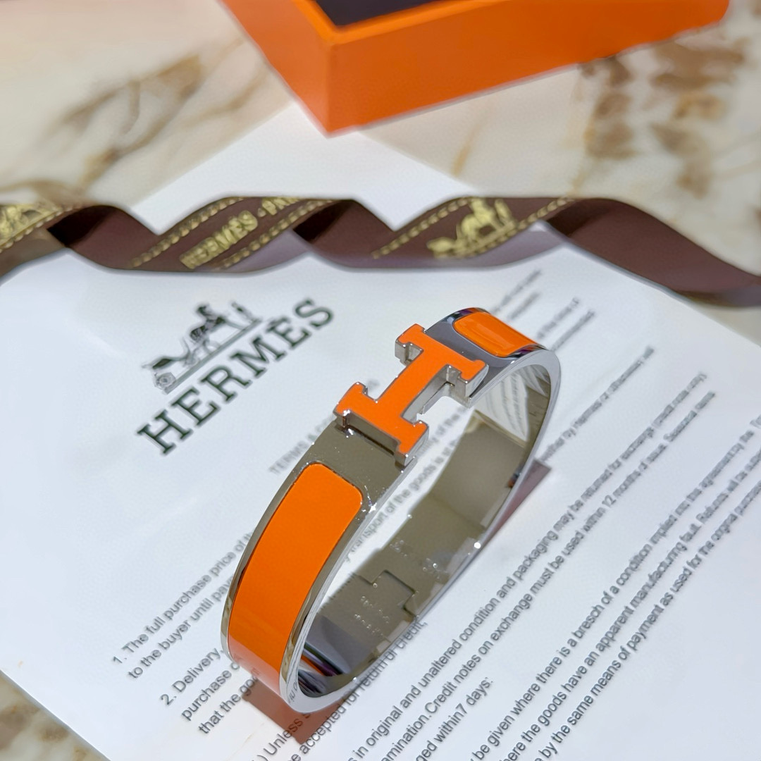 。 Hermes 爱马仕手镯 ❗️v金原版定制 爱马仕手环 珐琅工艺太考验师傅的手艺了 要确保色泽手工制