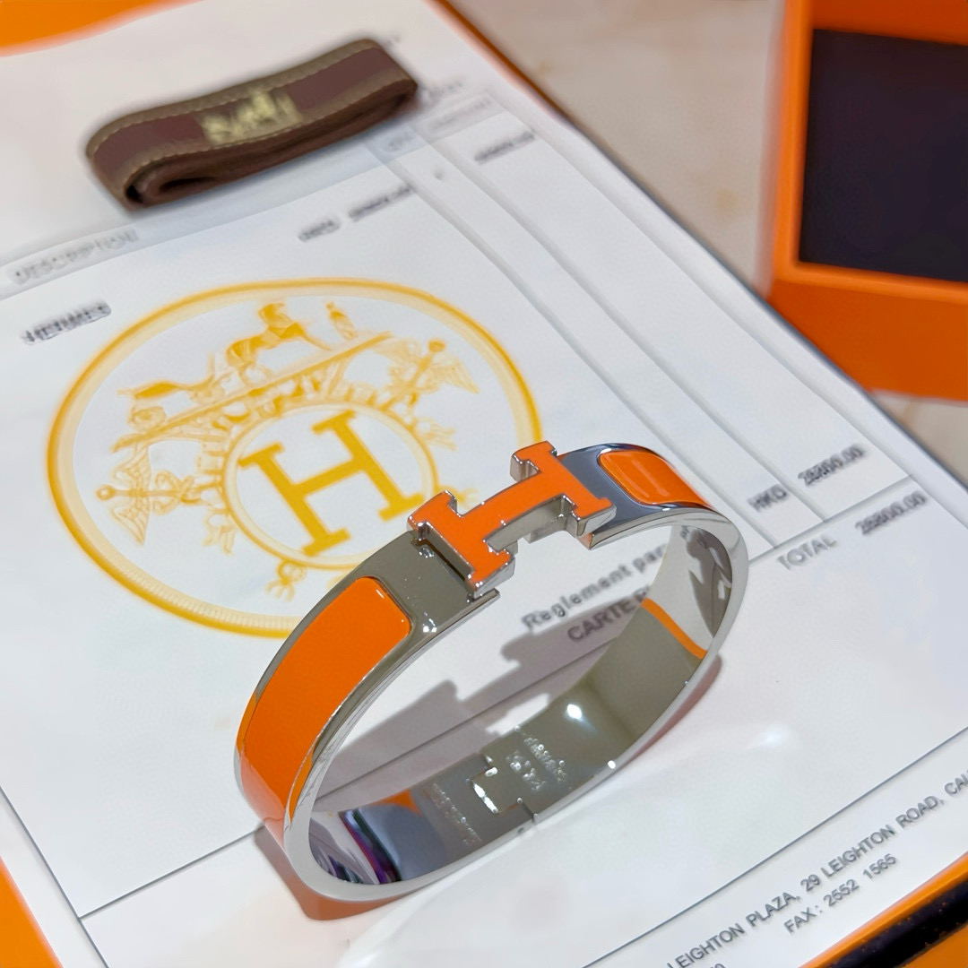 。 Hermes 爱马仕手镯 ❗️v金原版定制 爱马仕手环 珐琅工艺太考验师傅的手艺了 要确保色泽手工制