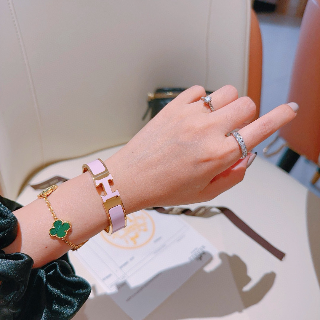 。 Hermes 爱马仕手镯 ❗️v金原版定制 爱马仕手环 珐琅工艺太考验师傅的手艺了 要确保色泽手工制
