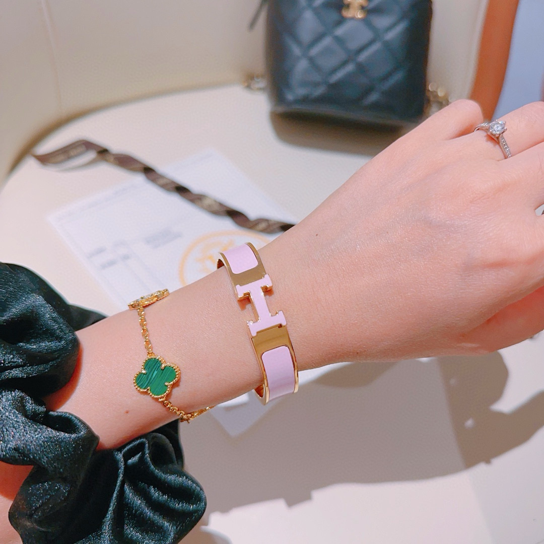 。 Hermes 爱马仕手镯 ❗️v金原版定制 爱马仕手环 珐琅工艺太考验师傅的手艺了 要确保色泽手工制