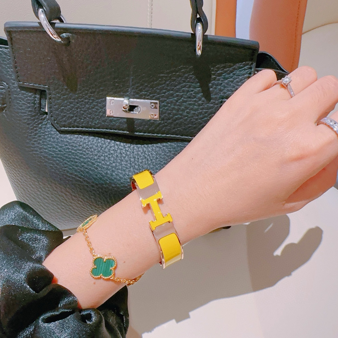 。 Hermes 爱马仕手镯 ❗️v金原版定制 爱马仕手环 珐琅工艺太考验师傅的手艺了 要确保色泽手工制
