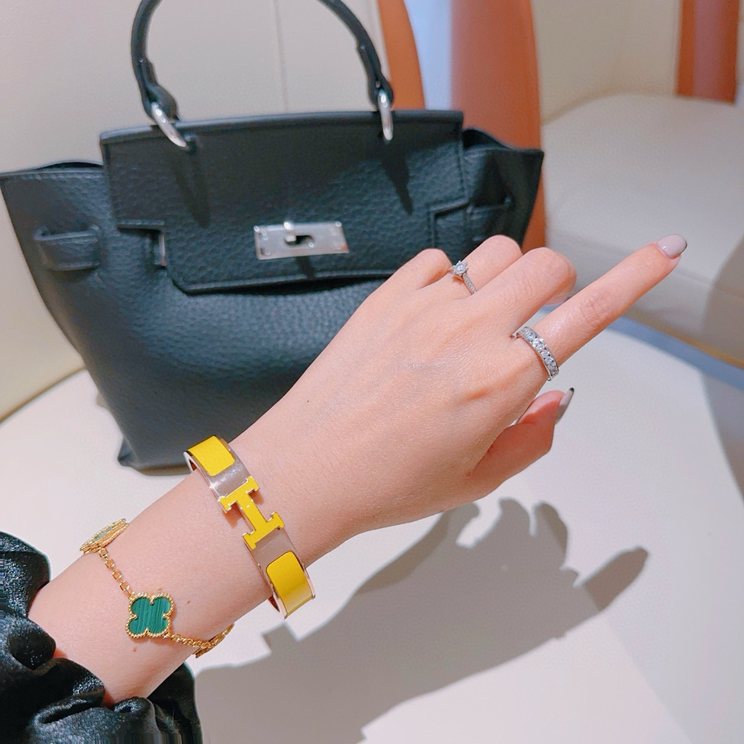 。 Hermes 爱马仕手镯 ❗️v金原版定制 爱马仕手环 珐琅工艺太考验师傅的手艺了 要确保色泽手工制