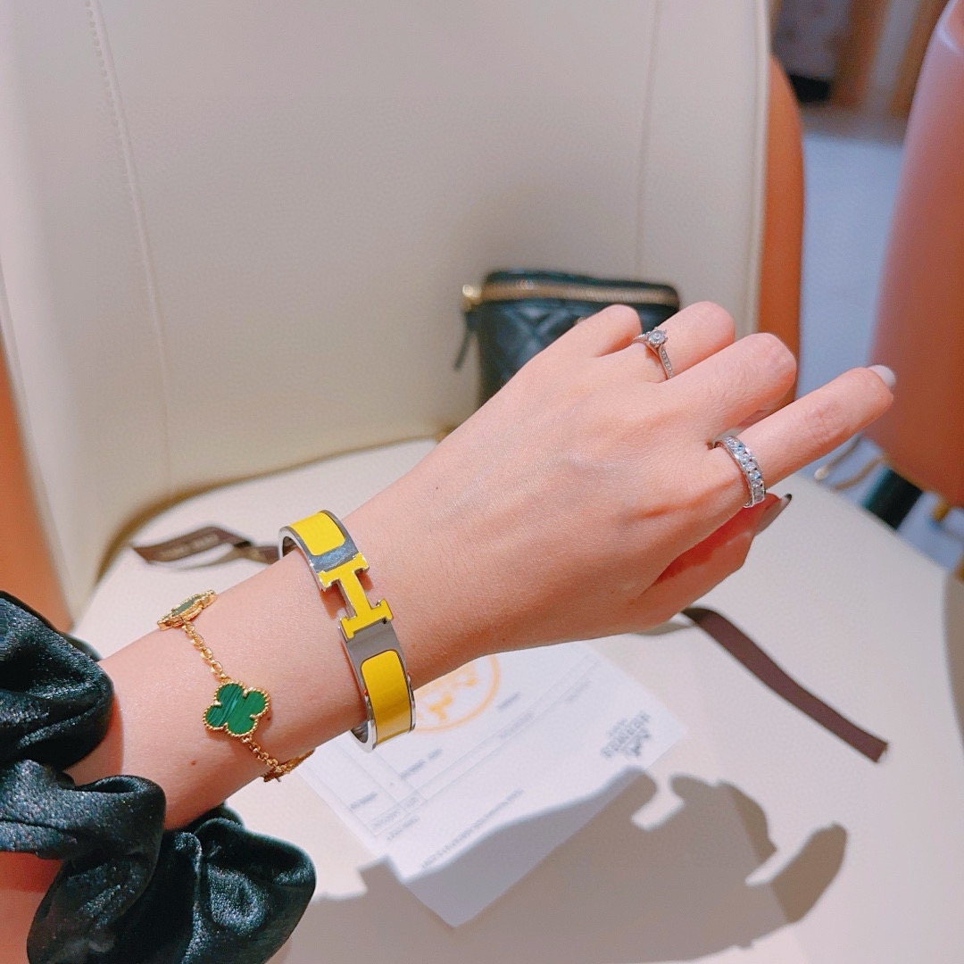 。 Hermes 爱马仕手镯 ❗️v金原版定制 爱马仕手环 珐琅工艺太考验师傅的手艺了 要确保色泽手工制
