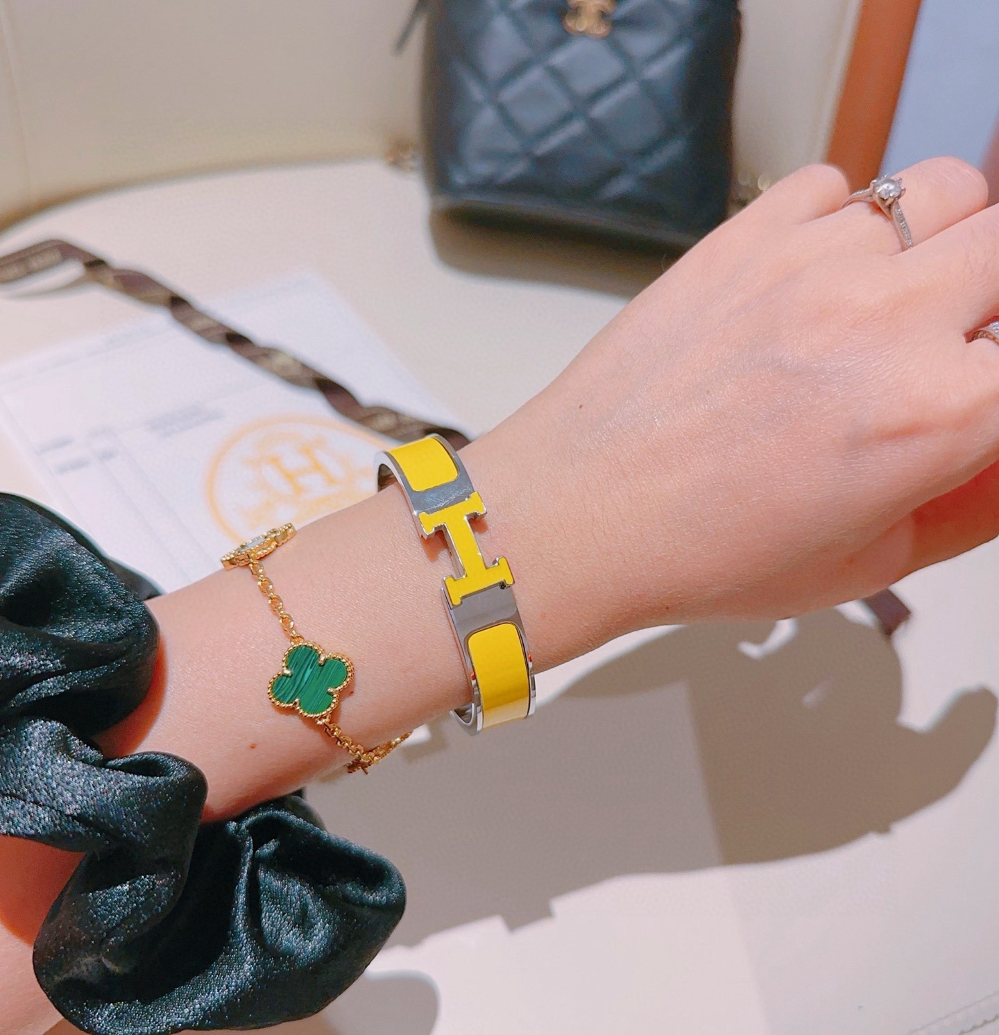 。 Hermes 爱马仕手镯 ❗️v金原版定制 爱马仕手环 珐琅工艺太考验师傅的手艺了 要确保色泽手工制