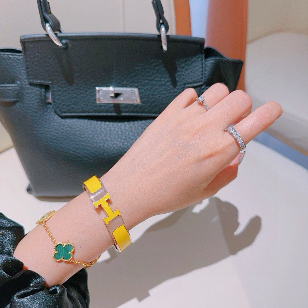 。 Hermes 爱马仕手镯 ❗️v金原版定制 爱马仕手环 珐琅工艺太考验师傅的手艺了 要确保色泽手工制