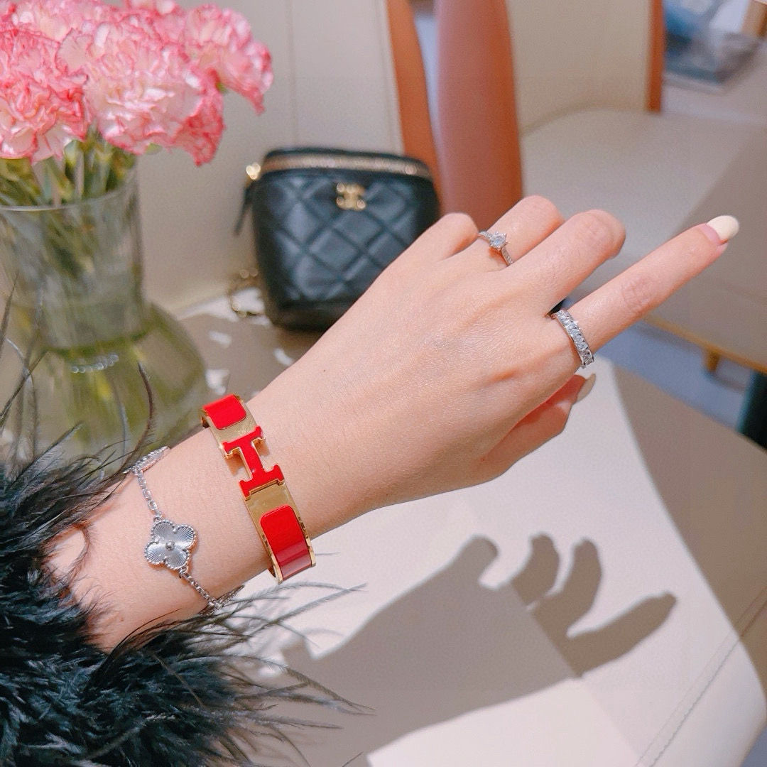 。 Hermes 爱马仕手镯 ❗️v金原版定制 爱马仕手环 珐琅工艺太考验师傅的手艺了 要确保色泽手工制
