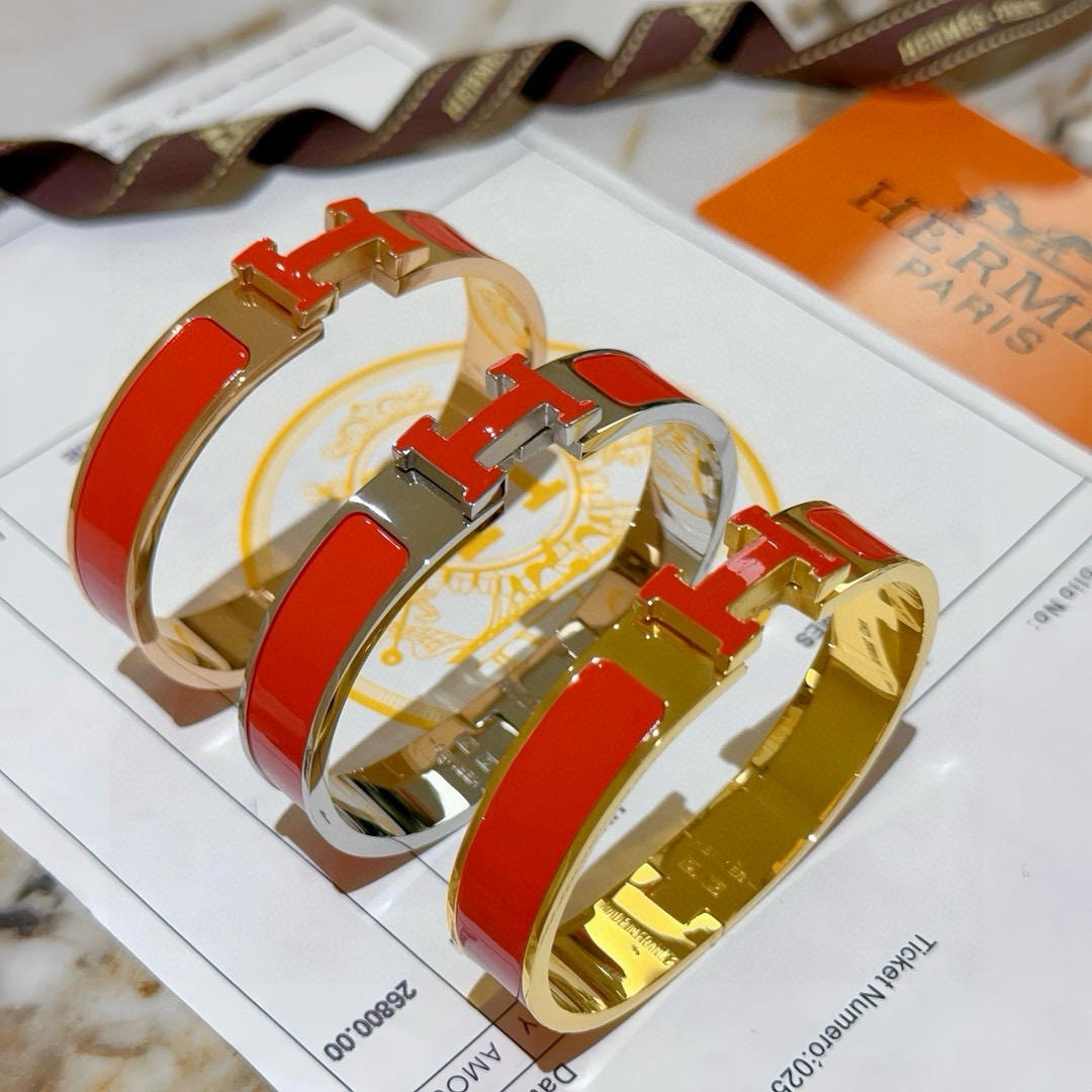。 Hermes 爱马仕手镯 ❗️v金原版定制 爱马仕手环 珐琅工艺太考验师傅的手艺了 要确保色泽手工制