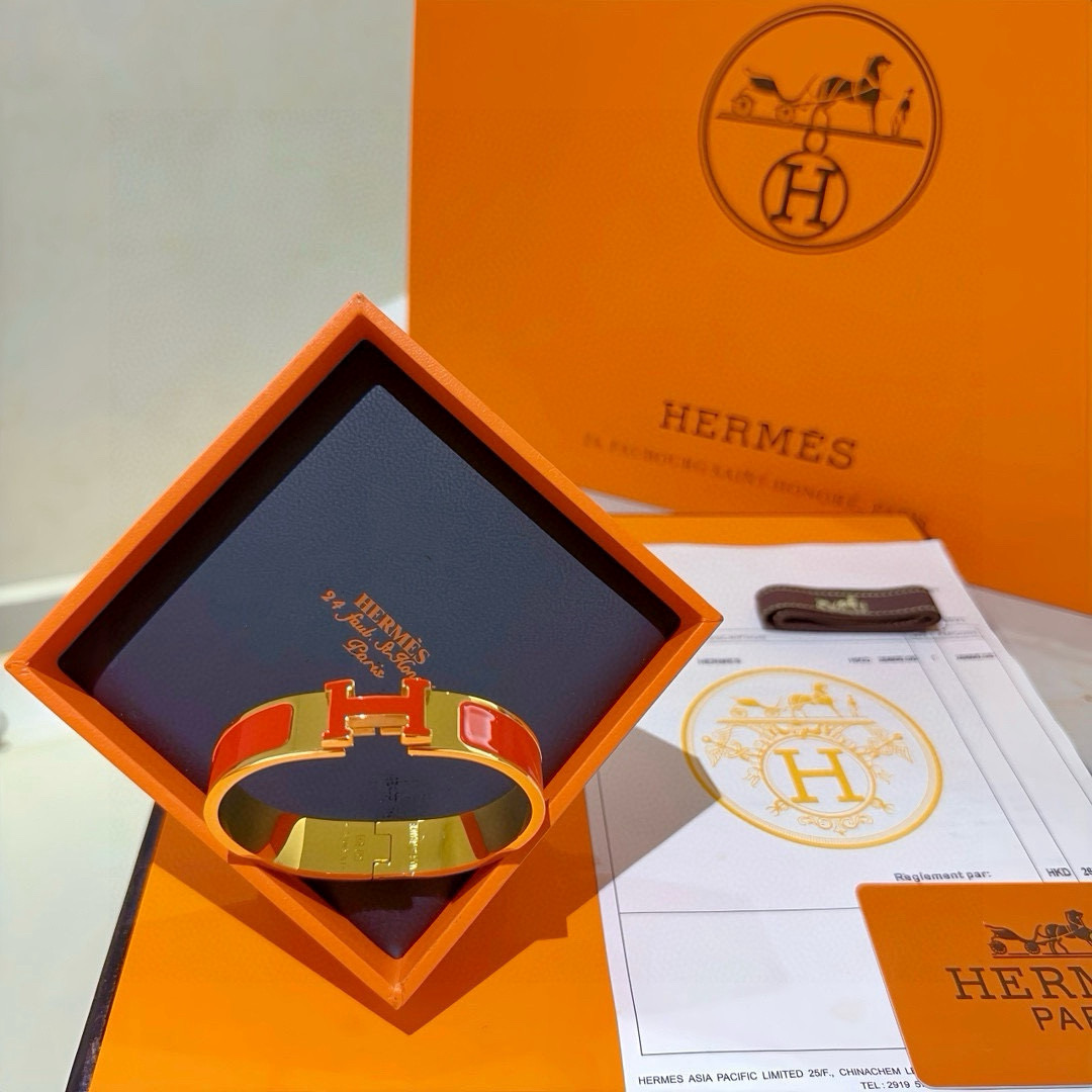 。 Hermes 爱马仕手镯 ❗️v金原版定制 爱马仕手环 珐琅工艺太考验师傅的手艺了 要确保色泽手工制