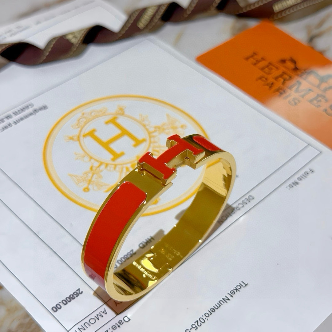 。 Hermes 爱马仕手镯 ❗️v金原版定制 爱马仕手环 珐琅工艺太考验师傅的手艺了 要确保色泽手工制