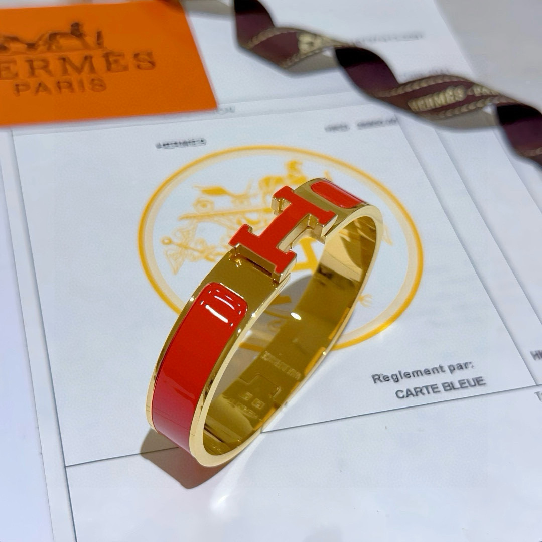 。 Hermes 爱马仕手镯 ❗️v金原版定制 爱马仕手环 珐琅工艺太考验师傅的手艺了 要确保色泽手工制