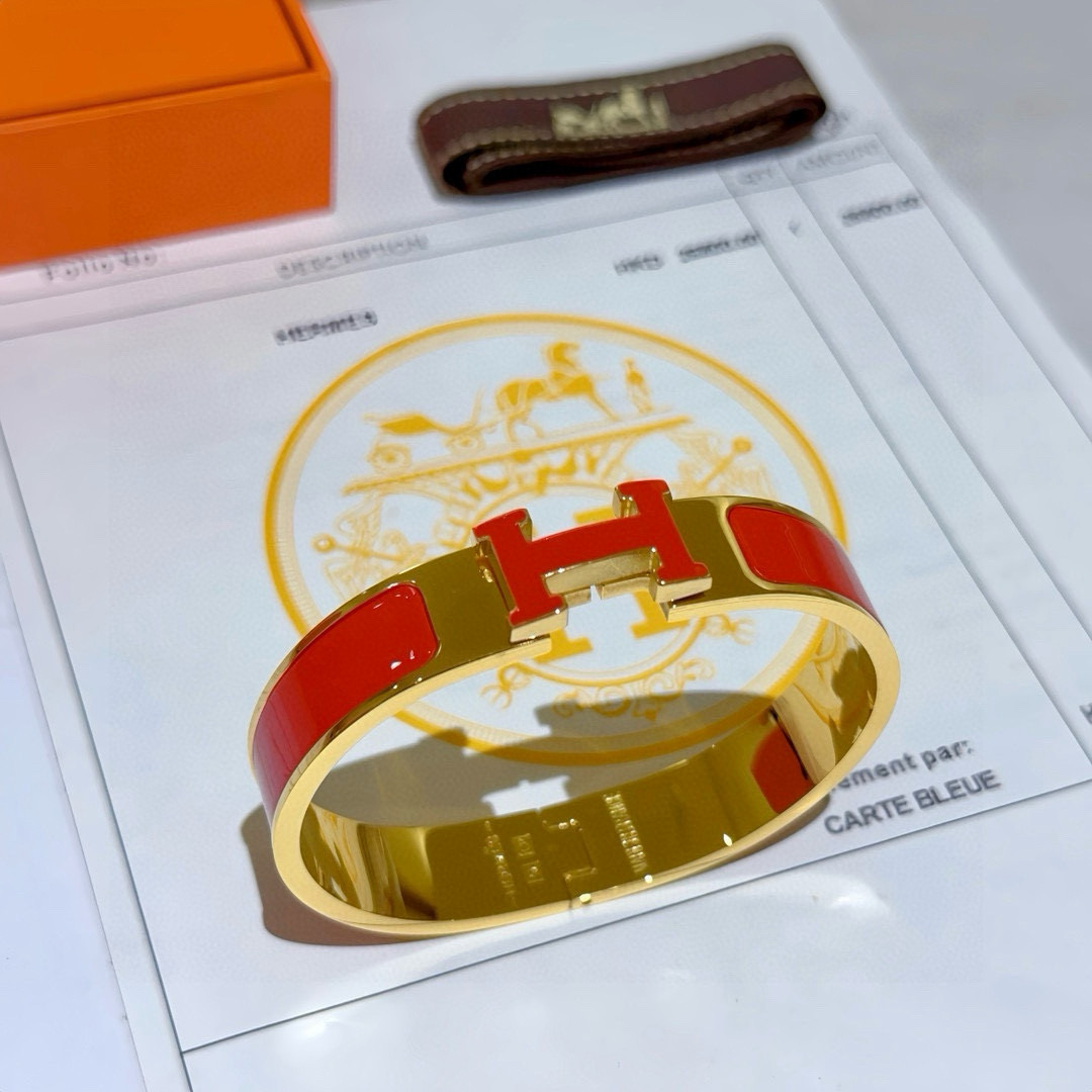 。 Hermes 爱马仕手镯 ❗️v金原版定制 爱马仕手环 珐琅工艺太考验师傅的手艺了 要确保色泽手工制