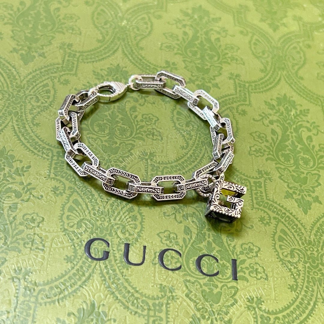。 古驰最新出炉🌼 推荐系列Gucci古驰手链最新款的经典款 精致无论款式 质感 都是绝对的顶尖feel