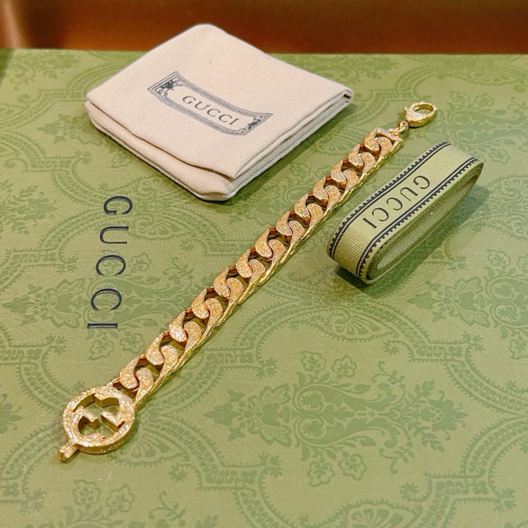 。 新品发布 最新出炉🌼 Gucci古驰手链黄金最新款的经典款 精致无论款式 质感 都是绝对的顶尖fee