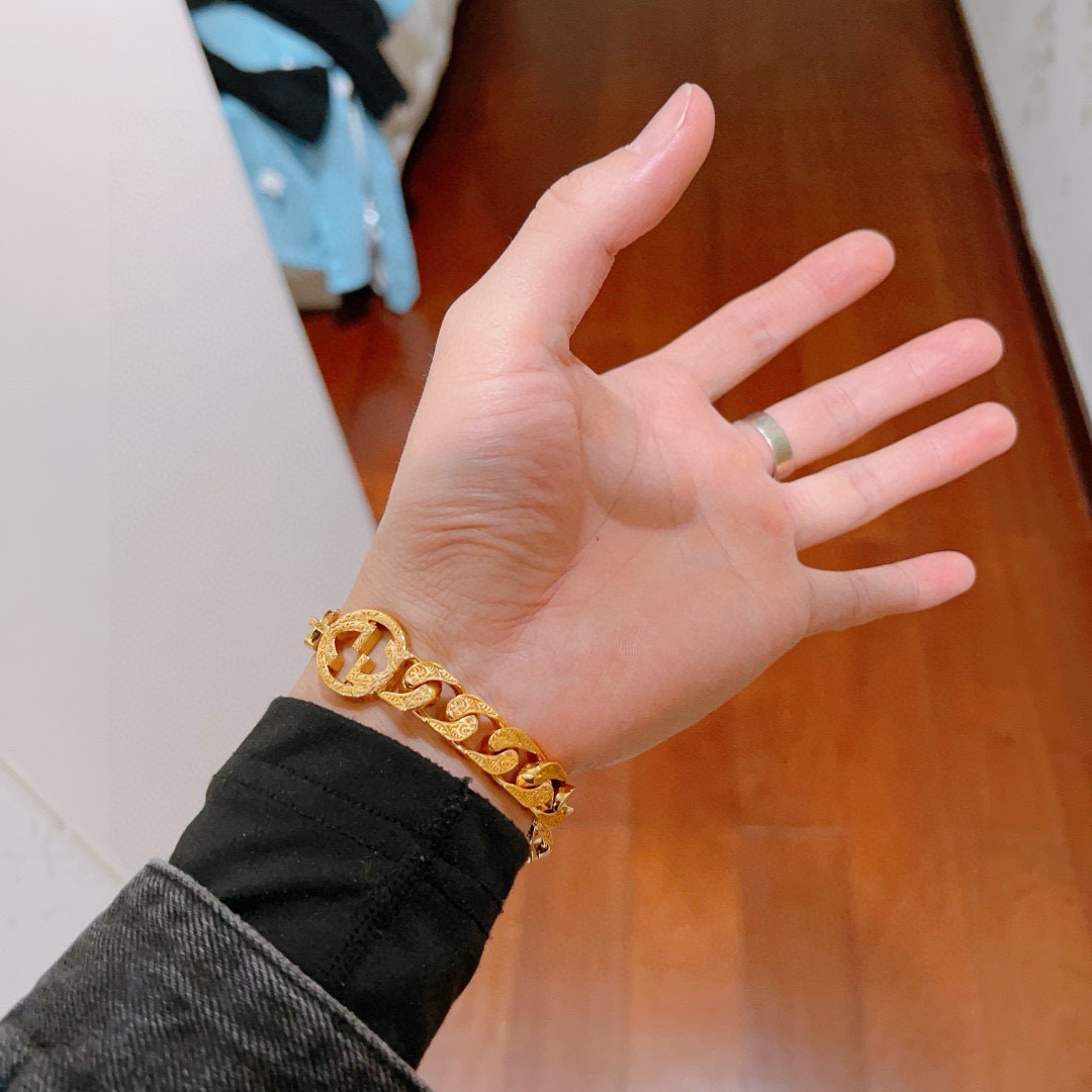 。 新品发布 最新出炉🌼 Gucci古驰手链黄金最新款的经典款 精致无论款式 质感 都是绝对的顶尖fee