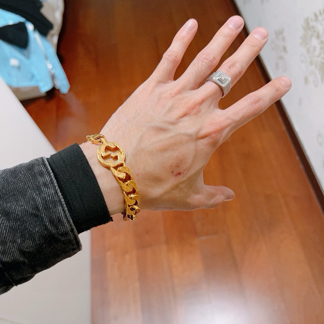 。 新品发布 最新出炉🌼 Gucci古驰手链黄金最新款的经典款 精致无论款式 质感 都是绝对的顶尖fee