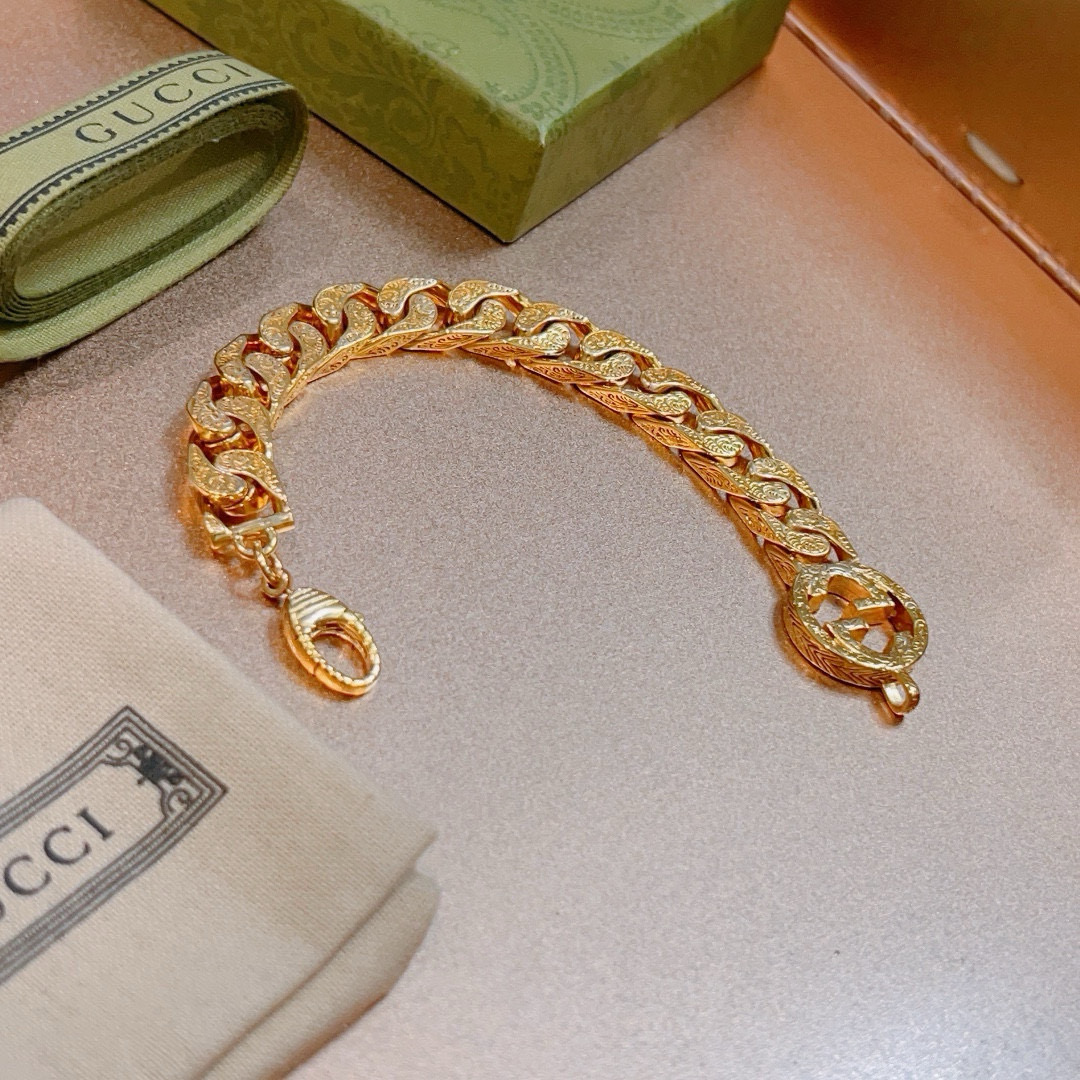 。 新品发布 最新出炉🌼 Gucci古驰手链黄金最新款的经典款 精致无论款式 质感 都是绝对的顶尖fee
