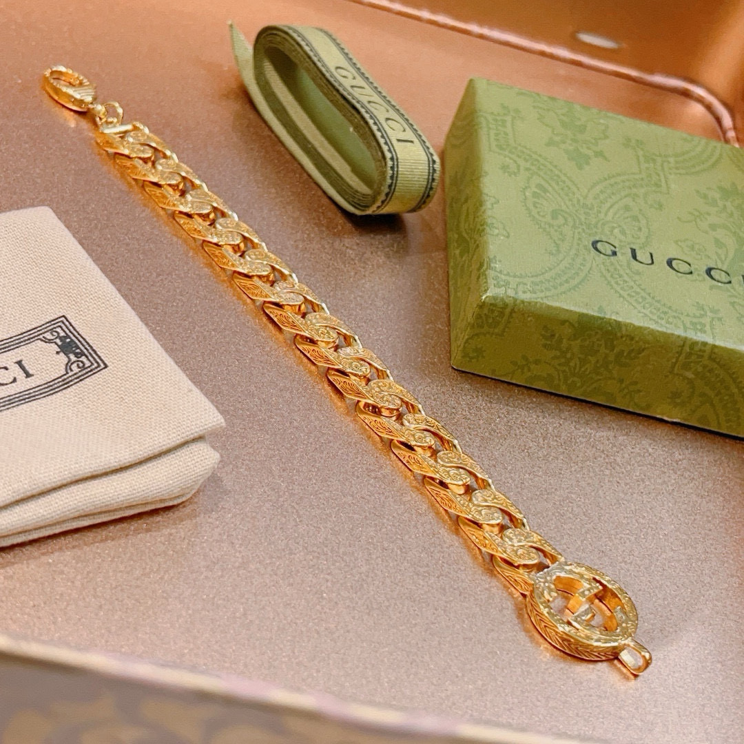 。 新品发布 最新出炉🌼 Gucci古驰手链黄金最新款的经典款 精致无论款式 质感 都是绝对的顶尖fee