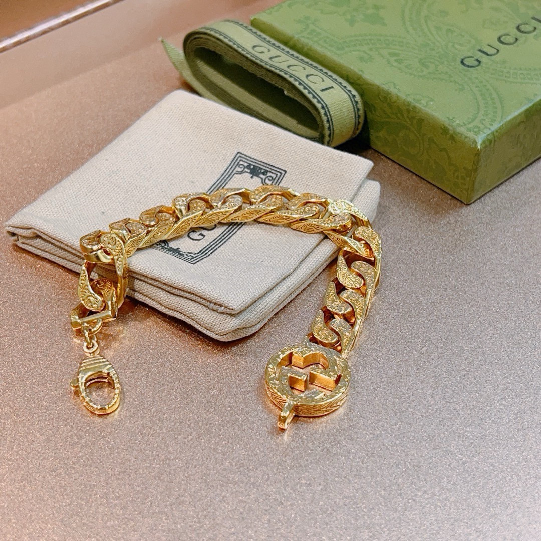 。 新品发布 最新出炉🌼 Gucci古驰手链黄金最新款的经典款 精致无论款式 质感 都是绝对的顶尖fee