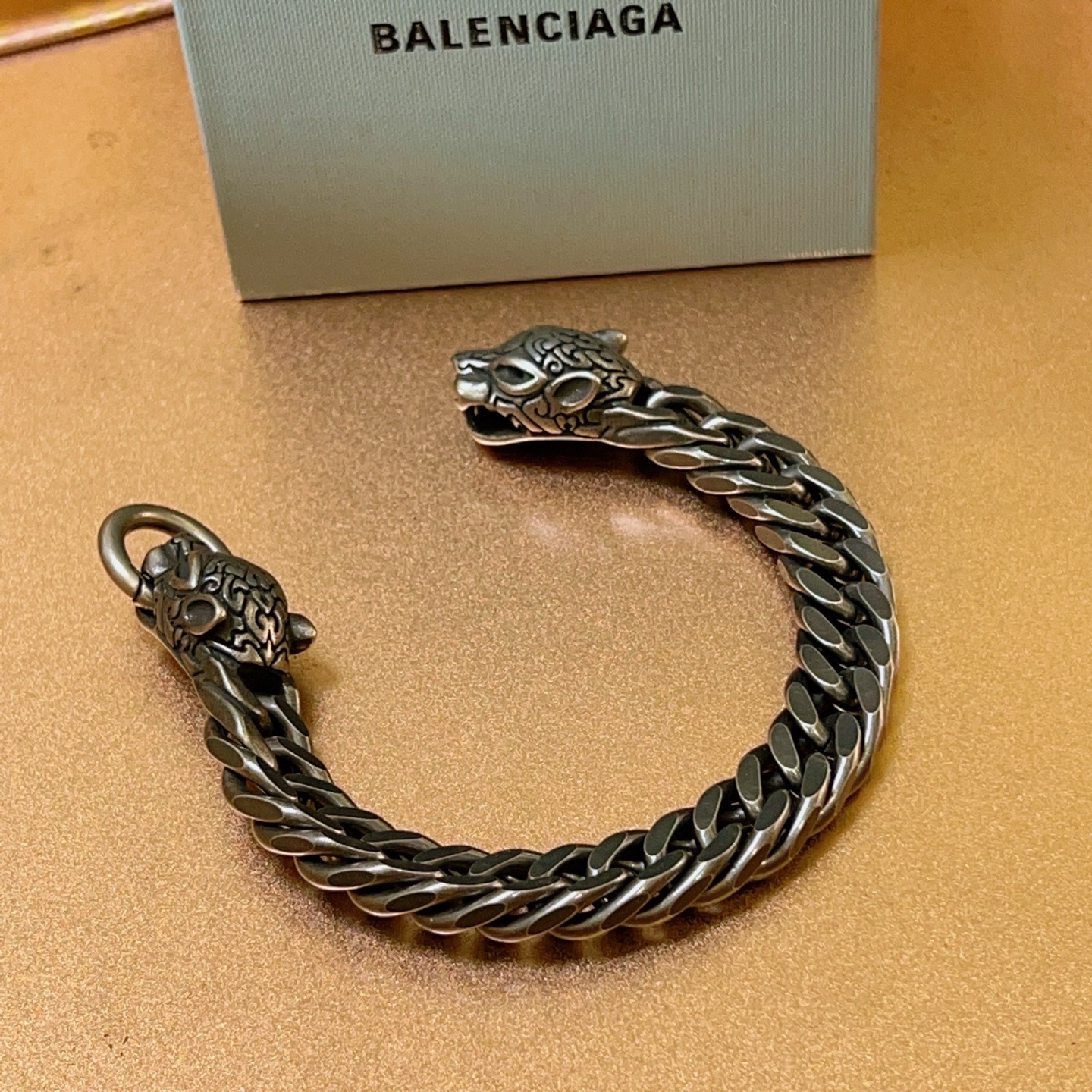。 原单货🔹🔹新品 巴黎世家手链Balenciaga手链🔹专柜一致巴黎世家手链 男士火爆款出货 设计独特