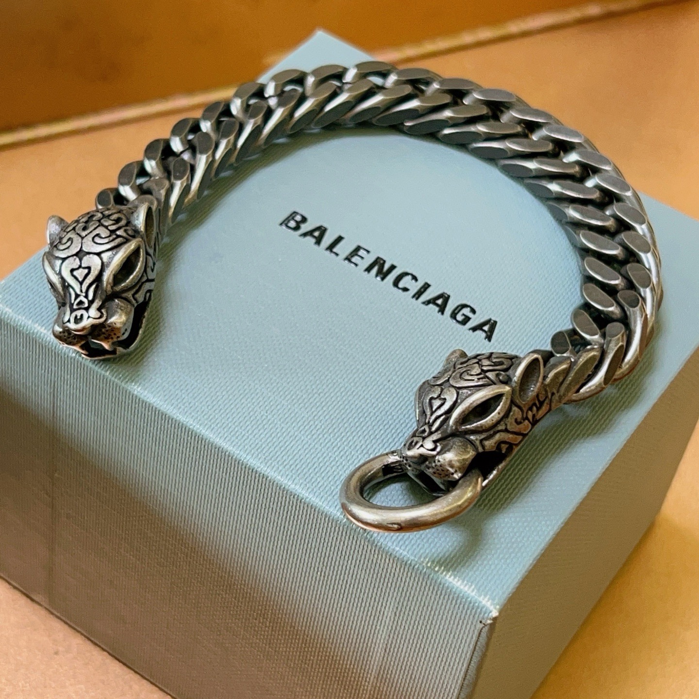 。 原单货🔹🔹新品 巴黎世家手链Balenciaga手链🔹专柜一致巴黎世家手链 男士火爆款出货 设计独特