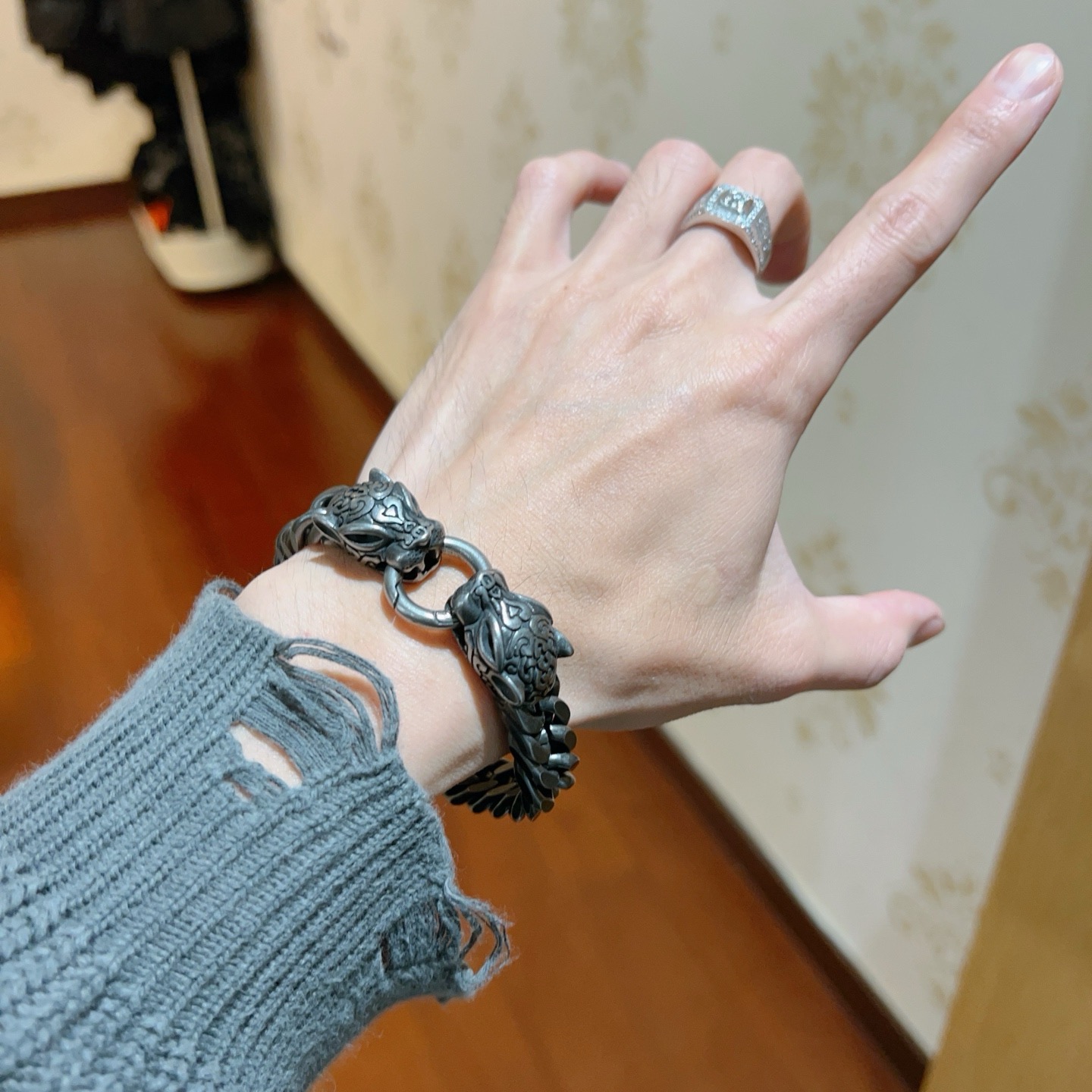 。 原单货🔹🔹新品 巴黎世家手链Balenciaga手链🔹专柜一致巴黎世家手链 男士火爆款出货 设计独特
