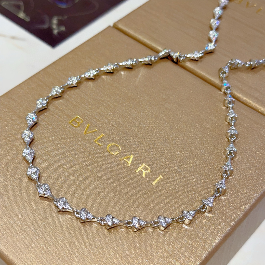 。宝格丽项链V金材质 。BVLGARI宝格丽 DIVAS‘ DREAM 系列 品相完美，细节无敌，那种独