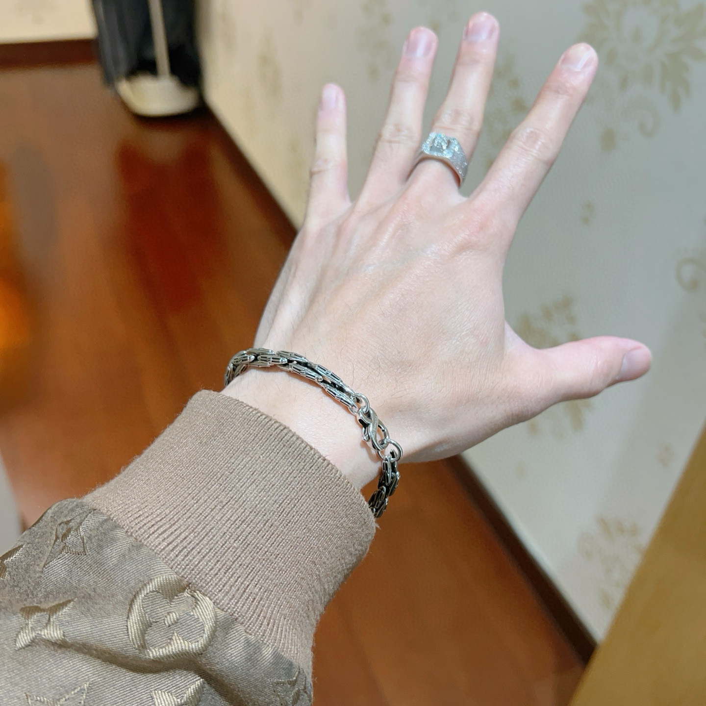 。 原单货🔹🔹新品 巴黎世家 Balenciaga手链🔹专柜一致巴黎世家手链 男士火爆款出货 设计独特 