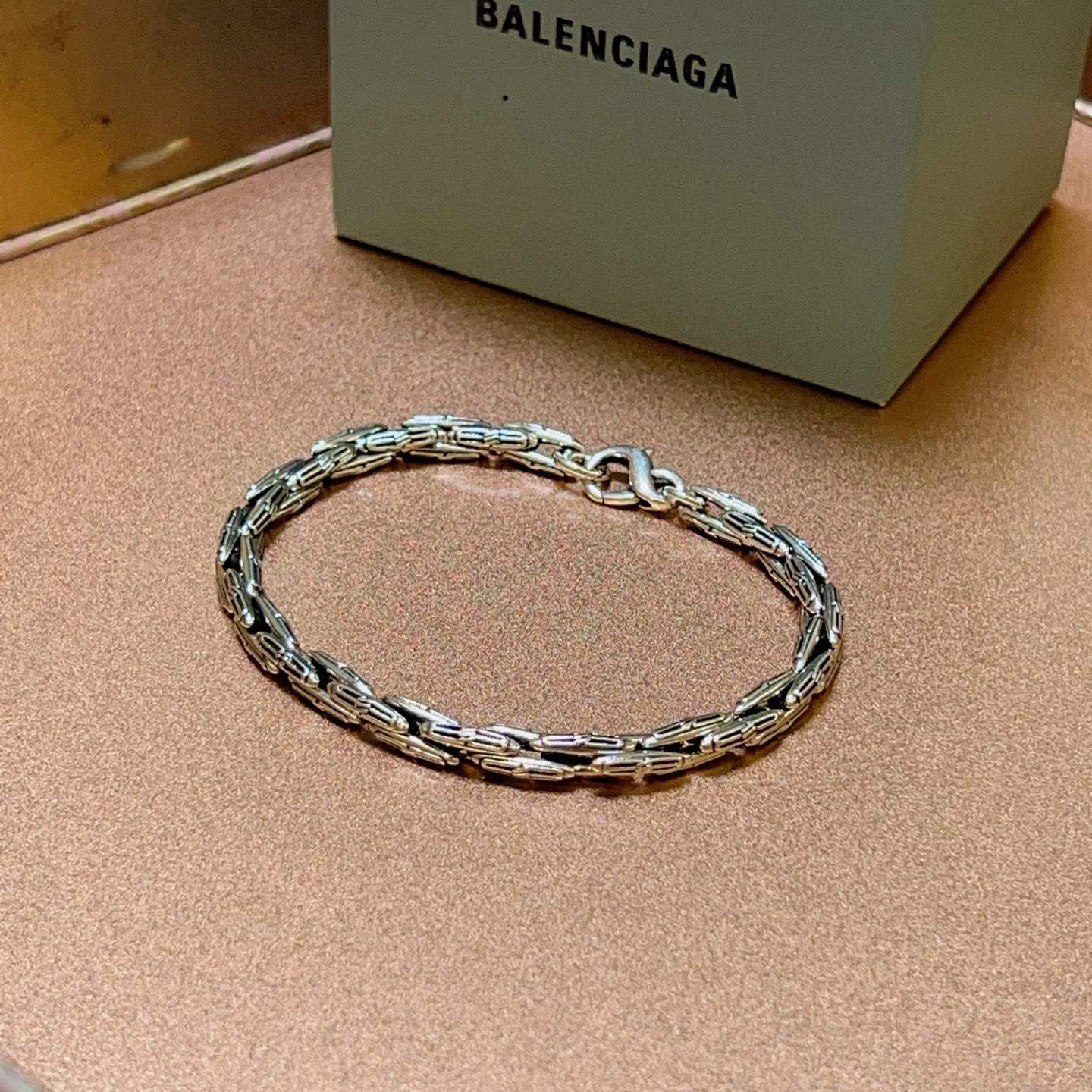 。 原单货🔹🔹新品 巴黎世家 Balenciaga手链🔹专柜一致巴黎世家手链 男士火爆款出货 设计独特 