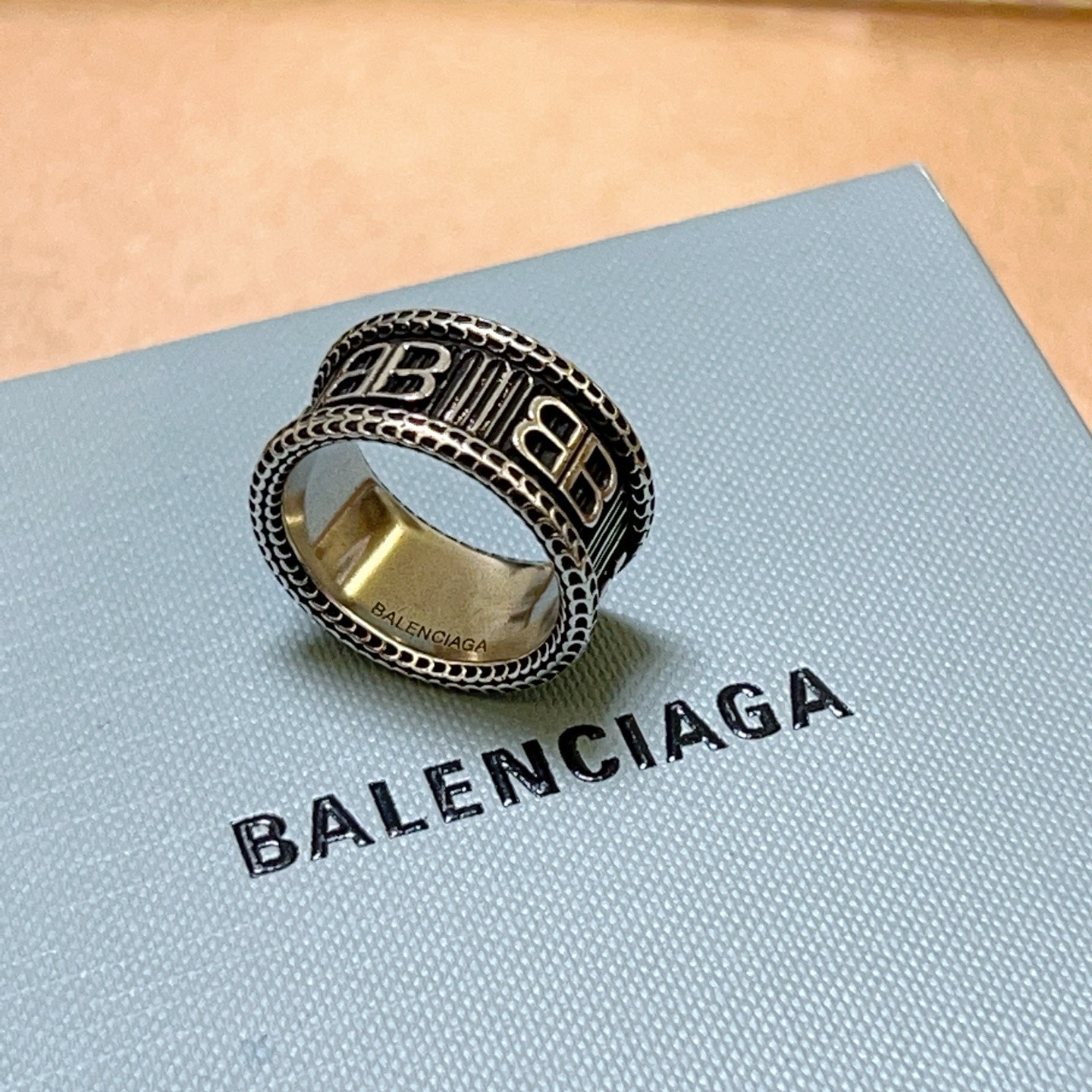 。 爆款原单货 新品 巴黎世家戒指 Balenciaga戒指专柜一致巴黎世家戒指火爆款出货 设计独特 简