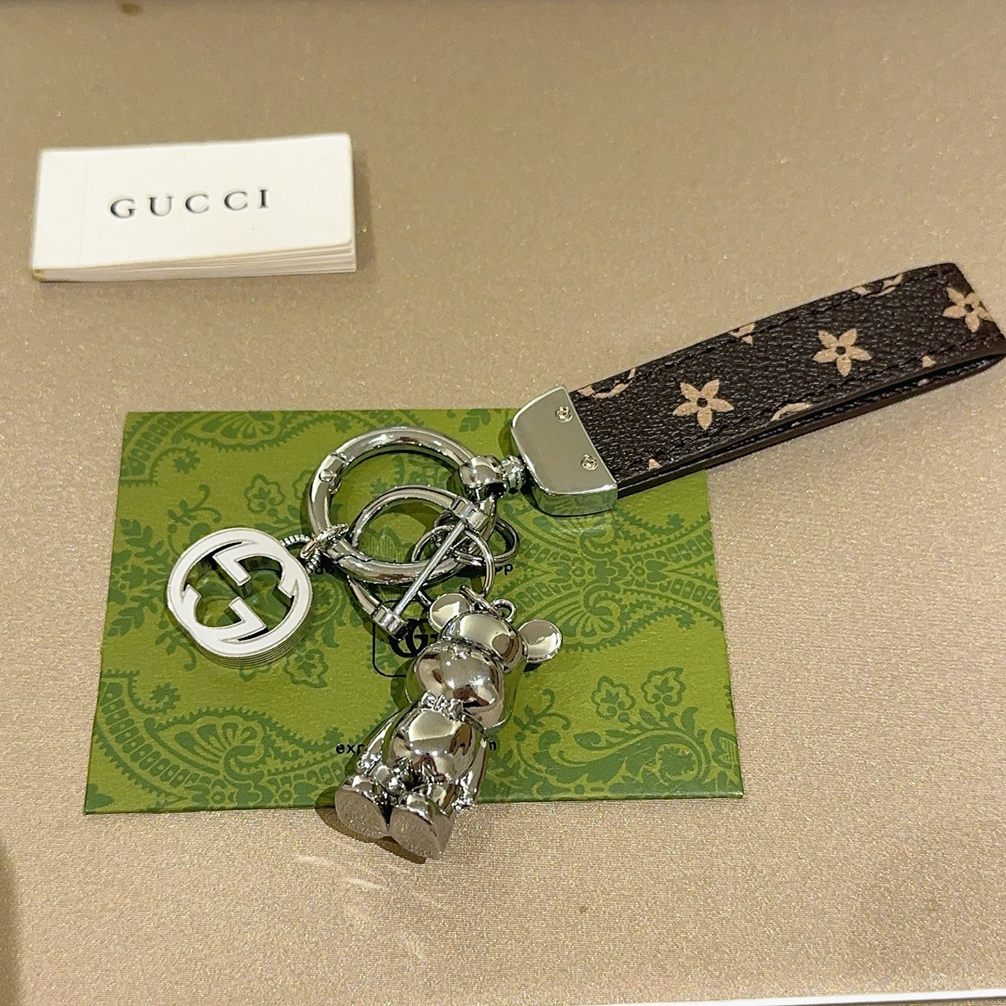    新品发布 👒𝐆𝐮𝐜𝐜𝐢古驰钥匙扣 古驰包包扣 最新款包包挂饰档次更高明星同款Anger Fores