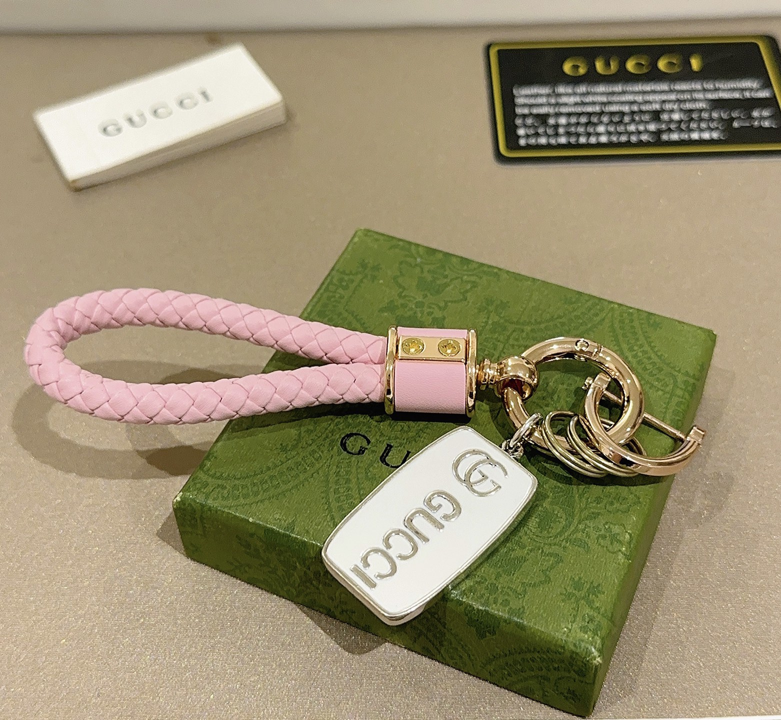    新品发布 👒𝐆𝐮𝐜𝐜𝐢古驰钥匙扣 古驰包包扣 最新款包包挂饰档次更高明星同款Anger Fores