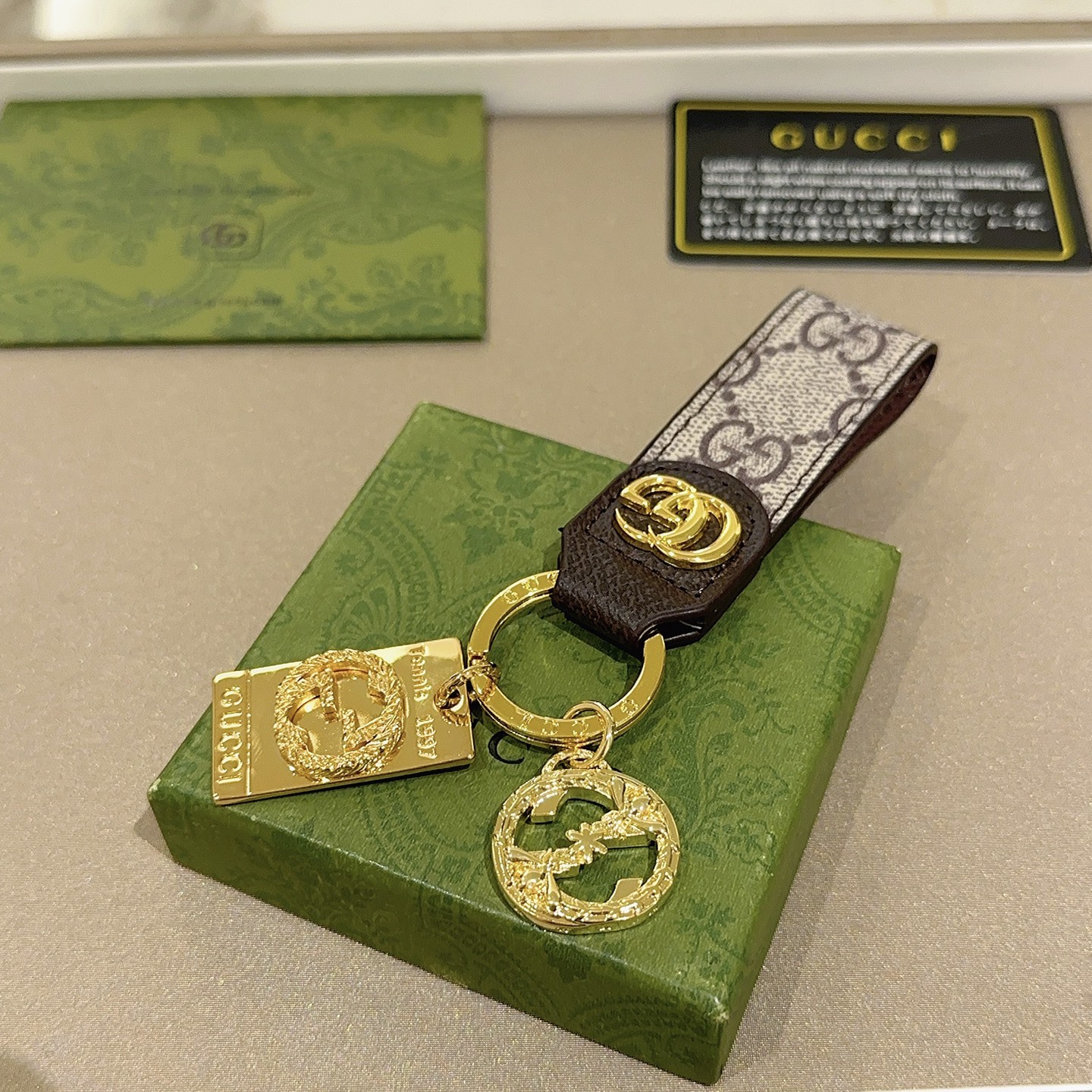    新品发布 👒𝐆𝐮𝐜𝐜𝐢古驰钥匙扣 古驰包包扣 最新款包包挂饰档次更高明星同款Anger Fores