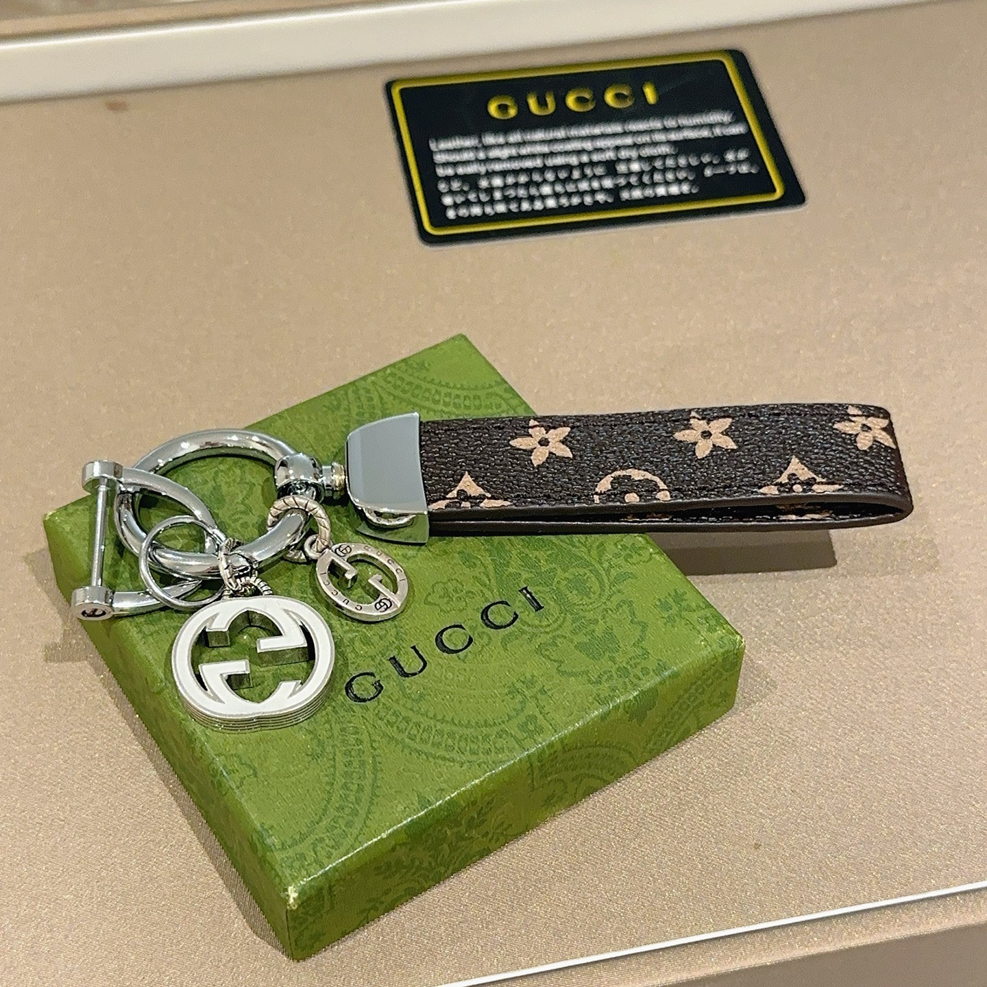    新品发布 👒𝐆𝐮𝐜𝐜𝐢古驰钥匙扣 古驰包包扣 最新款包包挂饰档次更高明星同款Anger Fores