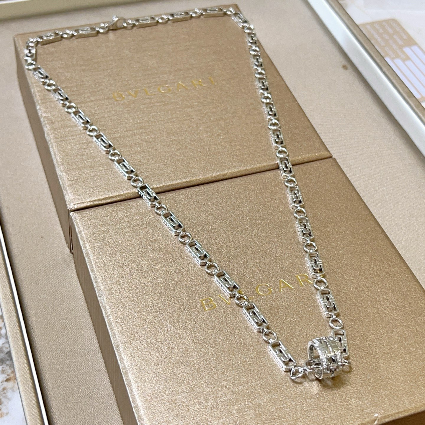  宝格丽项链V金材质 。BVLGARI宝格丽 DIVAS‘ DREAM 系列 品相完美，细节无敌，那种独