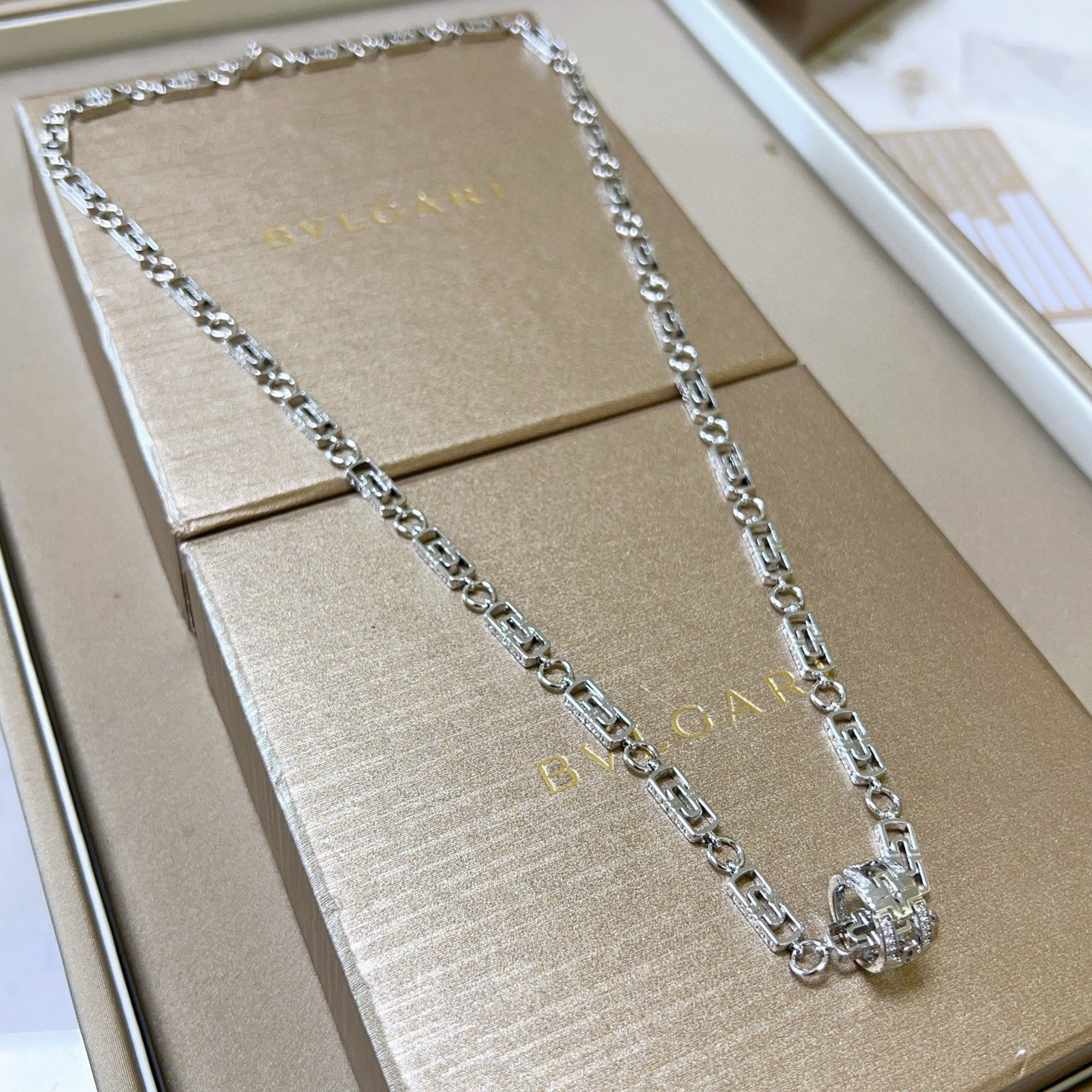  宝格丽项链V金材质 。BVLGARI宝格丽 DIVAS‘ DREAM 系列 品相完美，细节无敌，那种独