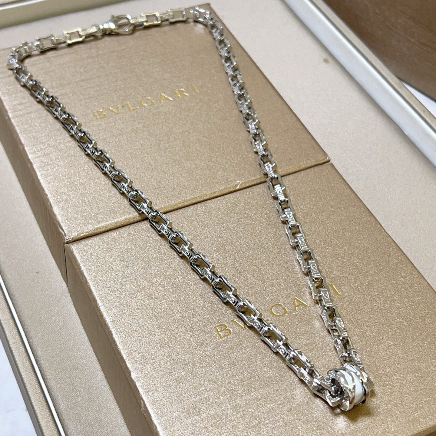  宝格丽项链V金材质 BVLGARI宝格丽 DIVAS‘ DREAM 系列 品相完美，细节无敌，那种独特