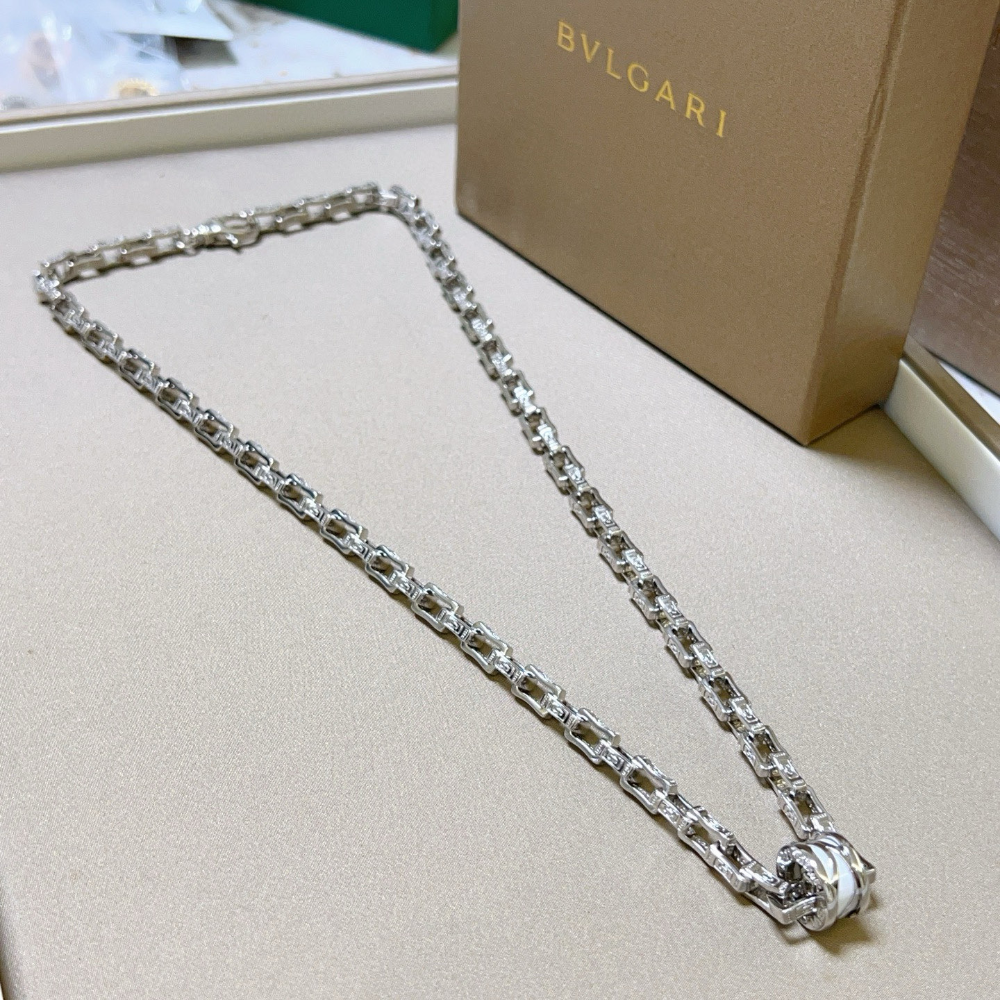  宝格丽项链V金材质 BVLGARI宝格丽 DIVAS‘ DREAM 系列 品相完美，细节无敌，那种独特