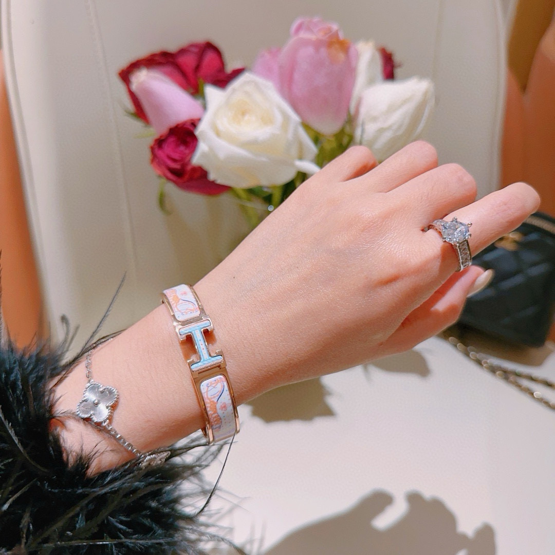 。 Hermes 爱马仕手镯 ❗️原版定制 手环 珐琅工艺太考验师傅的手艺了 要确保色泽手工制作好色色 