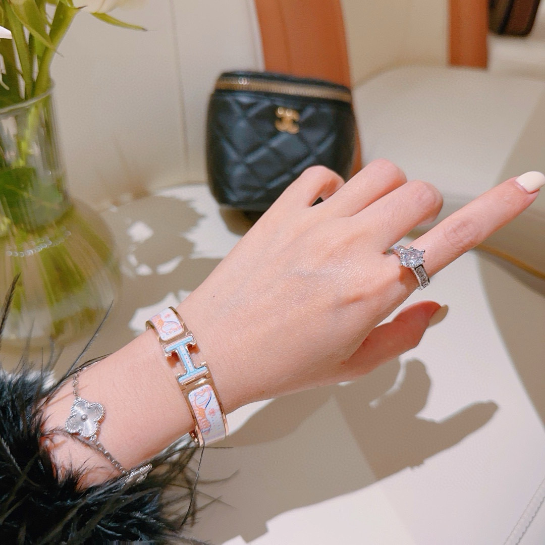 。 Hermes 爱马仕手镯 ❗️原版定制 手环 珐琅工艺太考验师傅的手艺了 要确保色泽手工制作好色色 