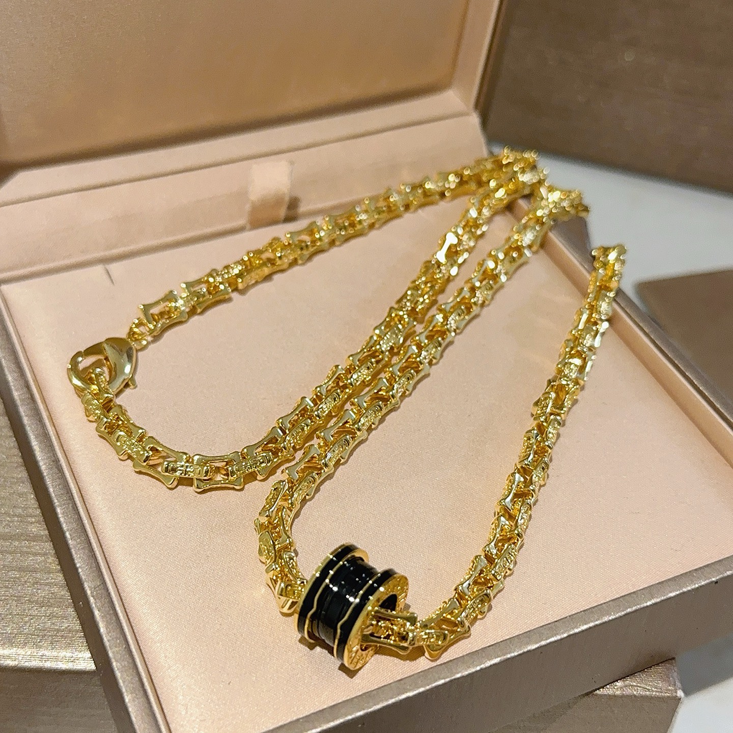  宝格丽项链V金材质 。BVLGARI宝格丽 DIVAS‘ DREAM 系列 品相完美，细节无敌，那种独