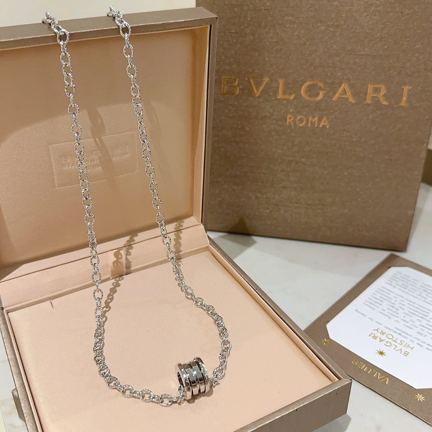   宝格丽项链V金材质 。BVLGARI宝格丽 DIVAS‘ DREAM 系列 品相完美，细节无敌，那种