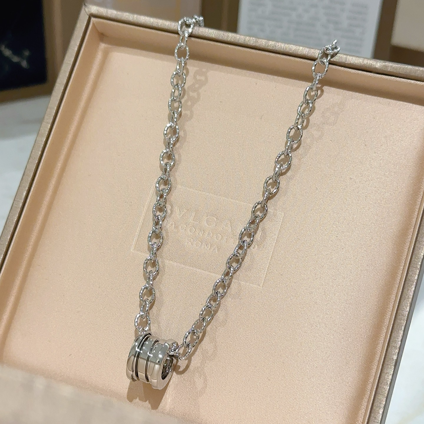   宝格丽项链V金材质 。BVLGARI宝格丽 DIVAS‘ DREAM 系列 品相完美，细节无敌，那种