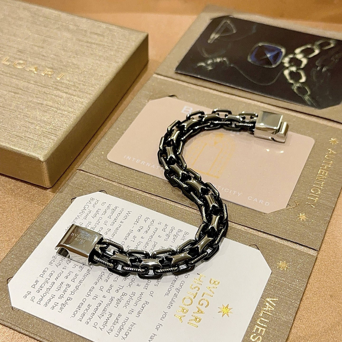 。宝格丽手链V金材质 BVLGARI宝格丽 DIVAS‘ DREAM 系列 品相完美，细节无敌，那种独特